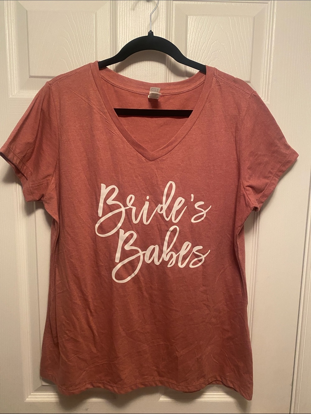 District  Bride's Babes V-Neck Tee in Dusty Rose…size XL
